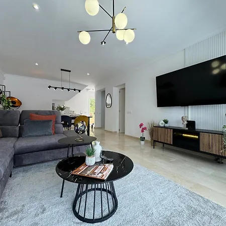 בית נופש Stunning 3bd, 2bh With Pool, Bbq Terrace